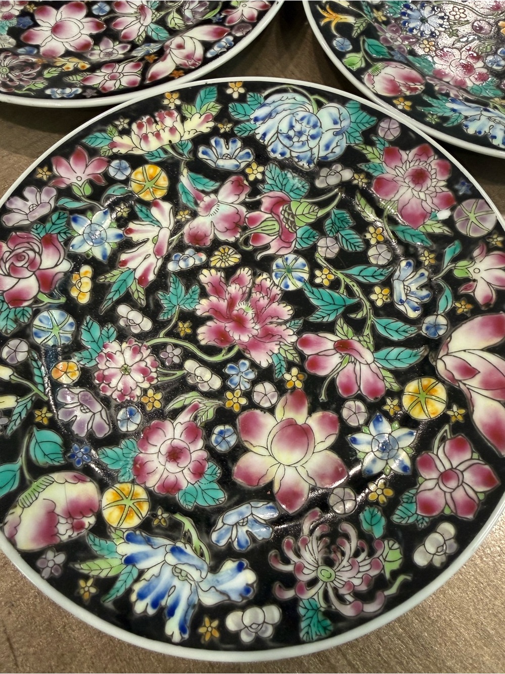 Chinese Familie Noire Mille Fleur Black Flower Dessert Plate 7 in. Lot of 3 - Picture 3 of 4